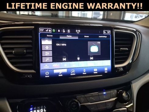 Used 2024 Chrysler Pacifica Touring-L image 11