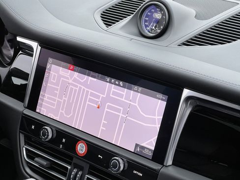 Certified 2025 Porsche Macan Turbo image 34