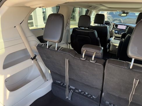 Used 2023 Chrysler Pacifica Limited FWD image 21