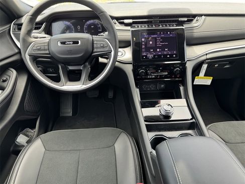 New 2025 Jeep Grand Cherokee Altitude image 10