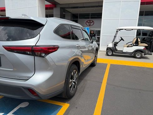 Used 2020 Toyota Highlander XLE AWD/4WD image 3