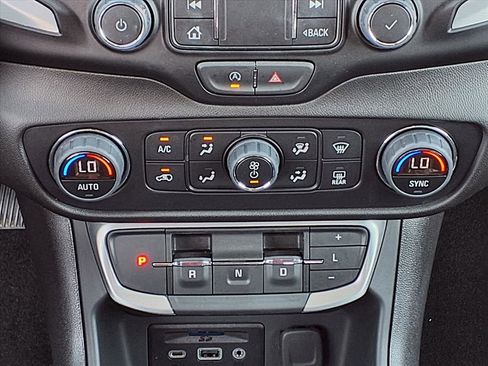 Used 2024 GMC Terrain SLT w/ Elevation Edition image 15