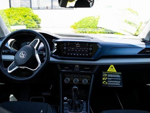 Used 2023 Volkswagen Taos SE image 15