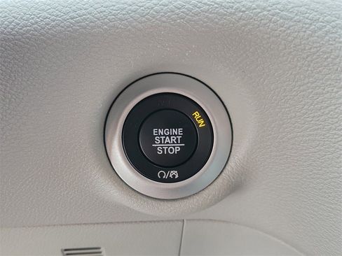 Certified 2024 Chrysler Pacifica Touring-L image 32