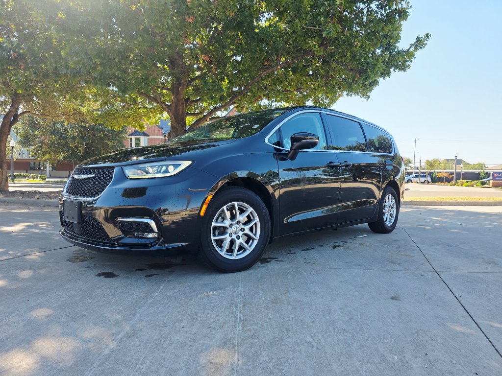 Used 2023 Chrysler Pacifica Touring-L FWD image 1
