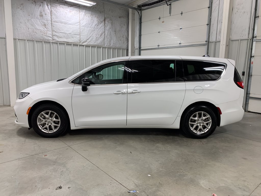 Used 2025 Chrysler Pacifica Select FWD image 3