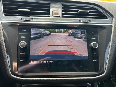 Used 2021 Volkswagen Tiguan SE image 19