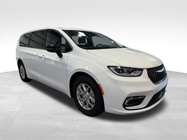 Used 2026 Chrysler Pacifica Select FWD image 3