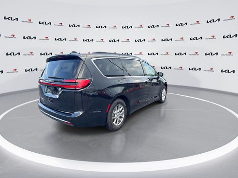 Used 2021 Chrysler Pacifica Touring FWD image 8