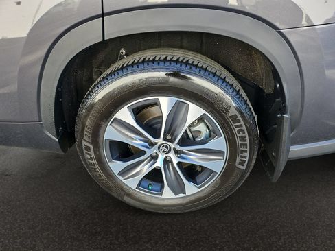 Used 2025 Toyota Highlander XLE FWD image 46