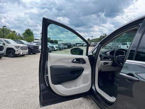 Used 2023 Chrysler Pacifica Touring-L FWD image 20