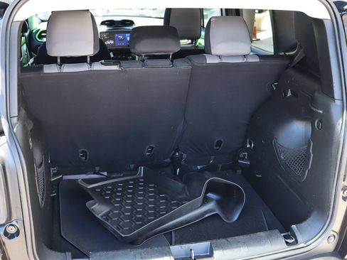Used 2018 Jeep Renegade Latitude FWD image 26