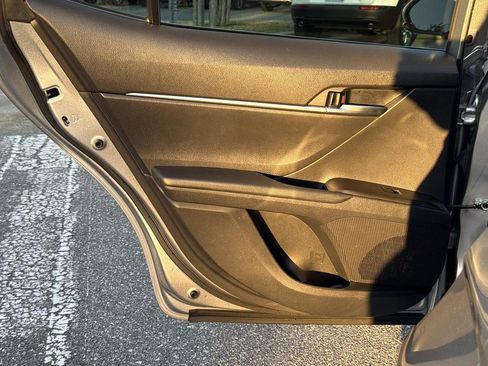 Used 2022 Toyota Camry SE image 14