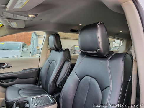 Used 2024 Chrysler Pacifica Touring-L image 9