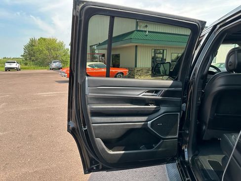 Used 2024 Jeep Wagoneer Series II AWD/4WD image 19
