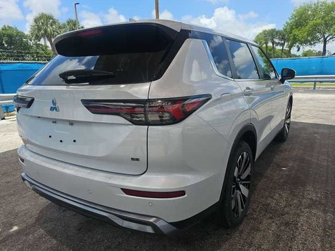 Used 2025 Mitsubishi Outlander SE FWD image 3