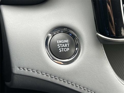 Used 2023 Toyota Highlander LE image 28