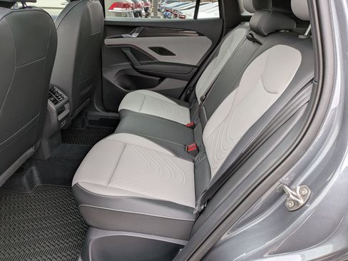 Used 2025 Volkswagen Tiguan SE R-Line image 28