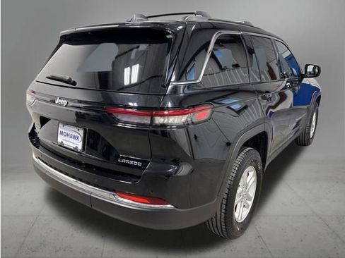 Used 2023 Jeep Grand Cherokee Laredo AWD/4WD image 5
