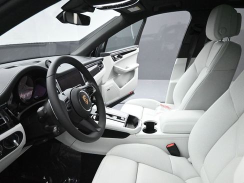 New 2025 Porsche Macan image 4