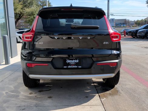 Used 2025 Volvo XC40 B5 Core image 9