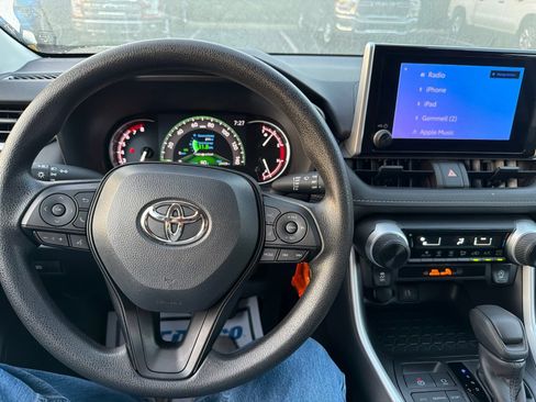 Used 2025 Toyota RAV4 LE AWD/4WD image 23