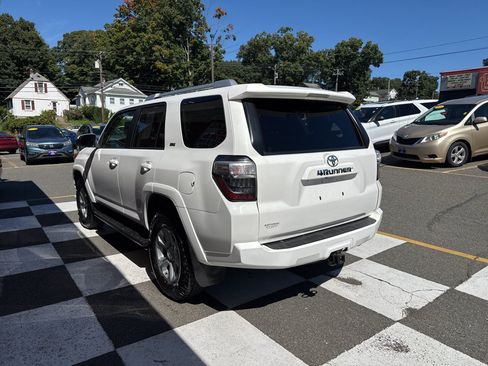 Used 2018 Toyota 4Runner SR5 AWD/4WD image 4