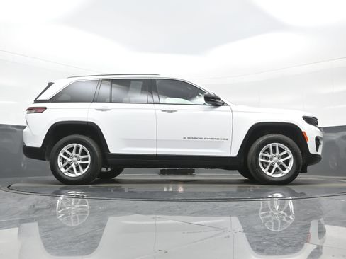 Used 2025 Jeep Grand Cherokee Laredo X w/ Luxury Tech Group I image 32