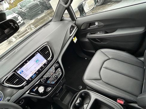 New 2026 Chrysler Pacifica Select image 11