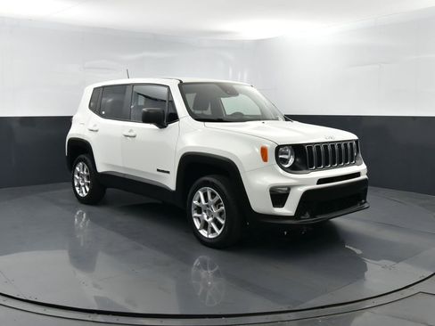 Used 2023 Jeep Renegade Latitude AWD/4WD image 3