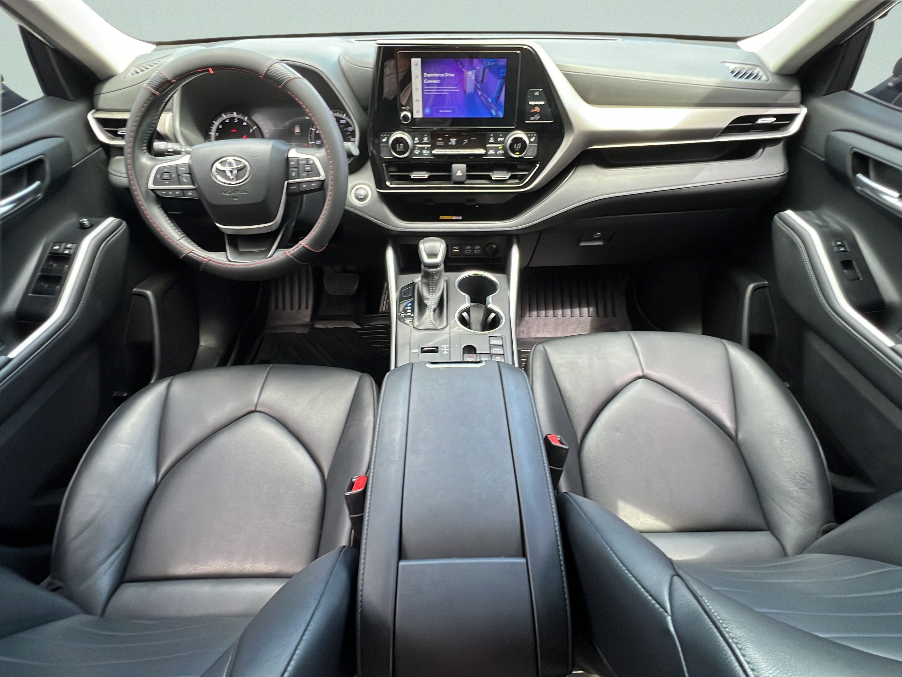 Used 2024 Toyota Highlander XLE FWD image 11