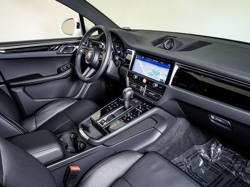 Certified 2025 Porsche Macan image 13
