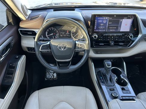 Certified 2022 Toyota Highlander Platinum image 18