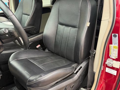 Used 2014 Chrysler Town & Country Touring image 31