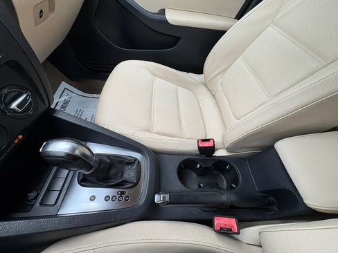 Used 2011 Volkswagen Jetta SE FWD image 36