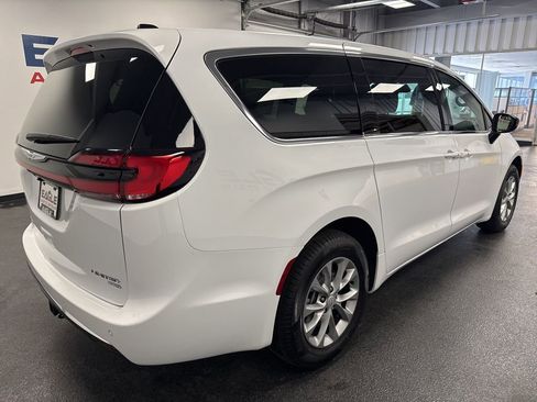 New 2026 Chrysler Pacifica Limited w/ Uconnect Theater Family Group image 11