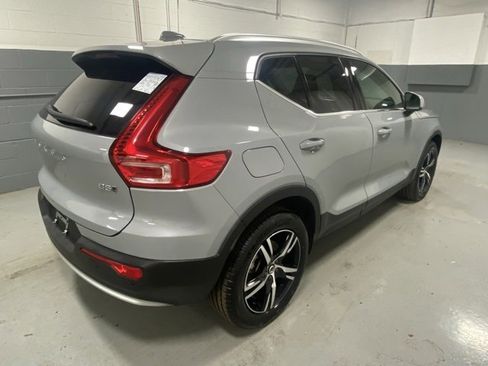 Used 2025 Volvo XC40 B5 Core image 3