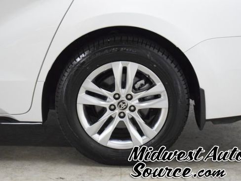 Used 2022 Toyota Sienna Limited image 8