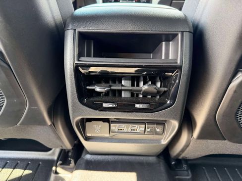 Used 2025 Jeep Grand Cherokee Limited image 14