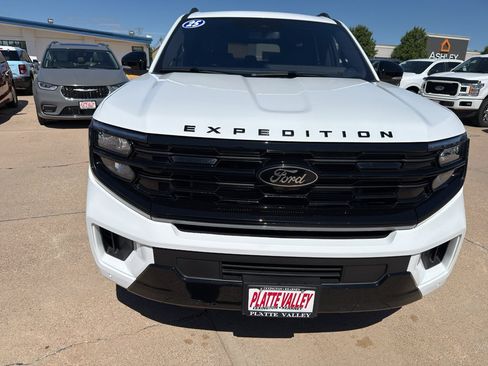 Used 2025 Ford Expedition Max Platinum w/ Stealth Performance Package AWD/4WD image 2