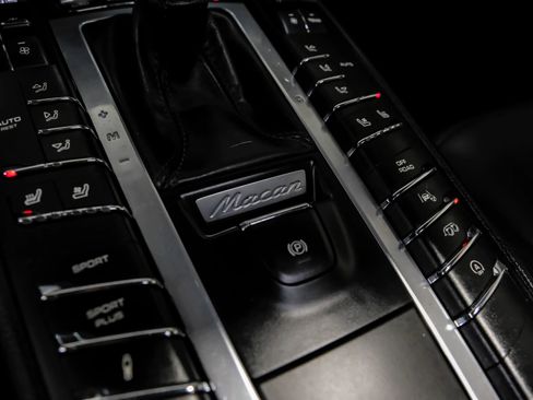 Used 2018 Porsche Macan Turbo w/ Premium Package Plus image 24