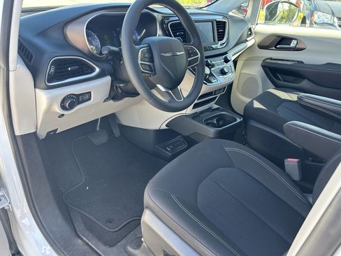 Used 2022 Chrysler Voyager LX image 16
