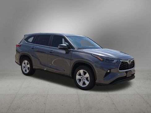Used 2023 Toyota Highlander LE FWD image 8