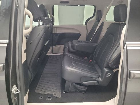 Used 2017 Chrysler Pacifica Touring-L Plus w/ Tire & Wheel Group FWD image 18