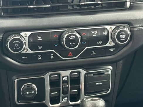 Used 2025 Jeep Wrangler Unlimited Rubicon AWD/4WD image 16