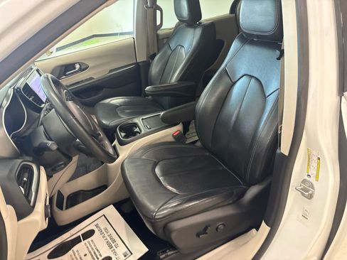 Used 2022 Chrysler Pacifica Touring-L FWD image 25