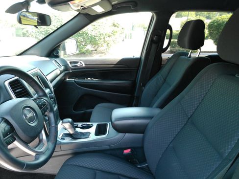 Used 2018 Jeep Grand Cherokee Laredo AWD/4WD image 10