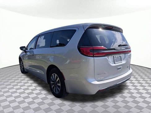 Used 2024 Chrysler Pacifica Limited FWD image 5