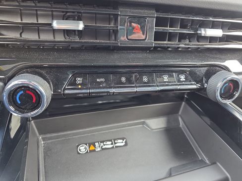 Used 2025 Chevrolet Suburban Z71 image 24