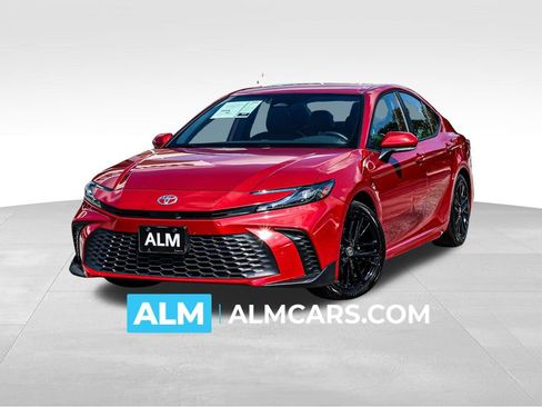 Used 2025 Toyota Camry SE image 1